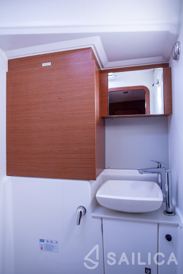Dufour 520 GL - Yacht Charter Sailica