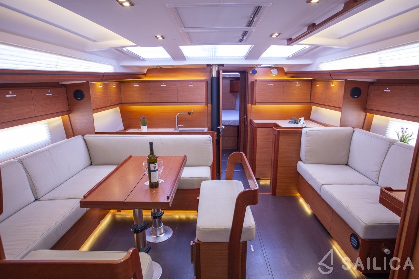Dufour 520 GL - Yacht Charter Sailica