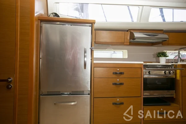 Jeanneau 54 - Yacht Charter Sailica