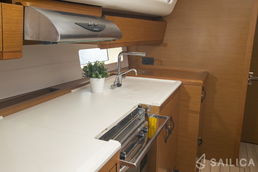 Jeanneau 54 - Yacht Charter Sailica