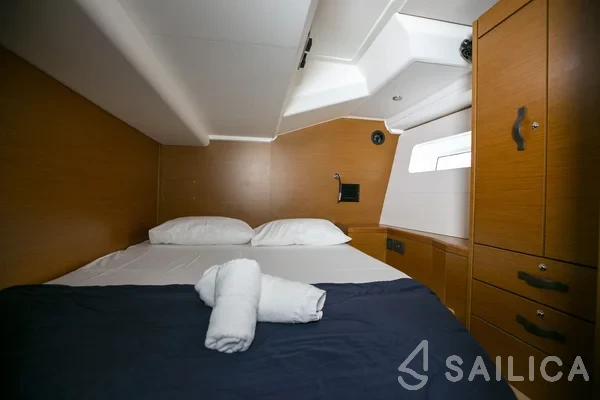 Jeanneau 54 - Yacht Charter Sailica