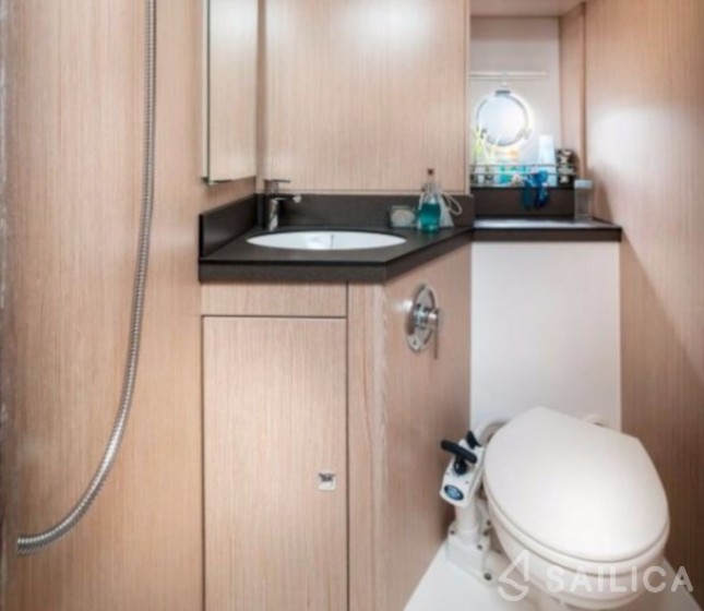 Bavaria E40 Fly - Yacht Charter Sailica