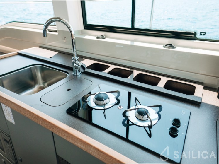 Bavaria E40 Fly - Yacht Charter Sailica