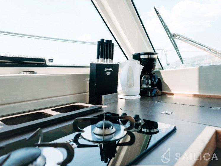 Bavaria E40 Fly - Yacht Charter Sailica