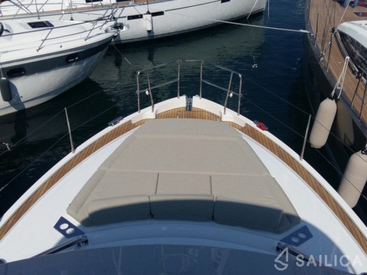 Bavaria E40 Fly - Yacht Charter Sailica