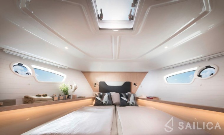 Bavaria E40 Fly - Yacht Charter Sailica