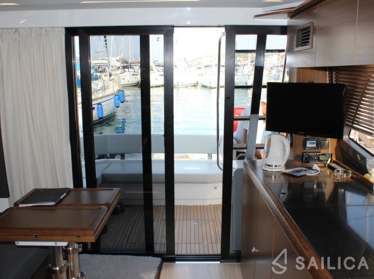 Bavaria R40 - Yacht Charter Sailica