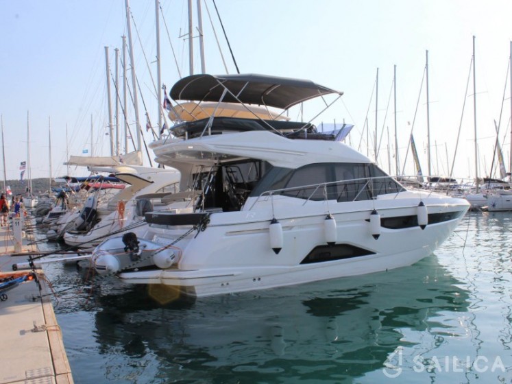 Bavaria R40 - Yacht Charter Sailica