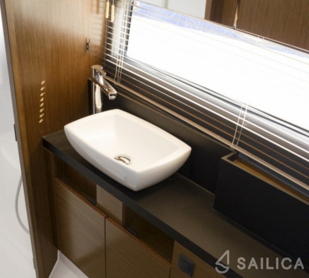 Bavaria R40 - Yacht Charter Sailica
