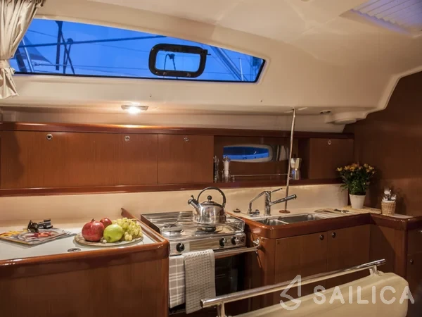 Oceanis 43 - Yacht Charter Sailica