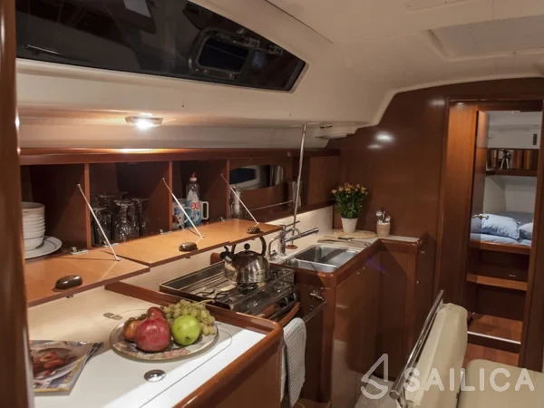 Oceanis 43 - Yacht Charter Sailica