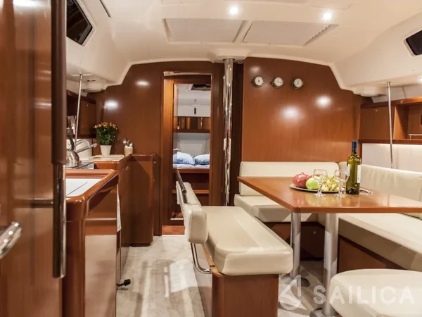 Oceanis 43 - Yacht Charter Sailica