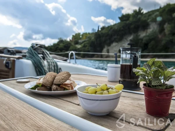 Oceanis 43 - Yacht Charter Sailica