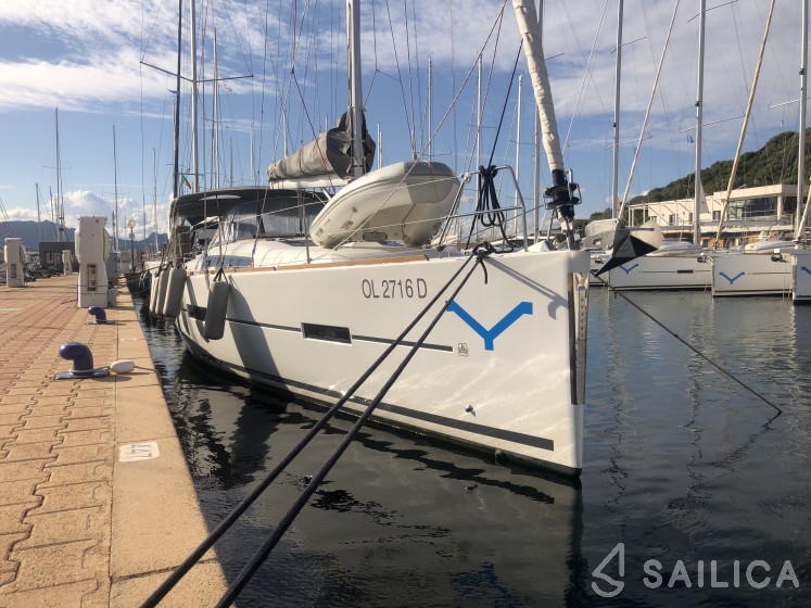 Dufour 412 Grand large - Yacht Charter Sailica