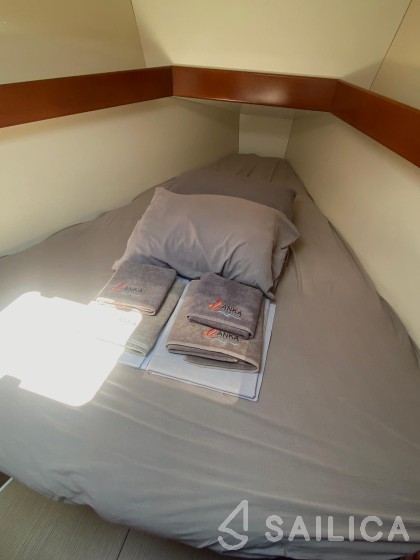 Oceanis 34 - Yacht Charter Sailica