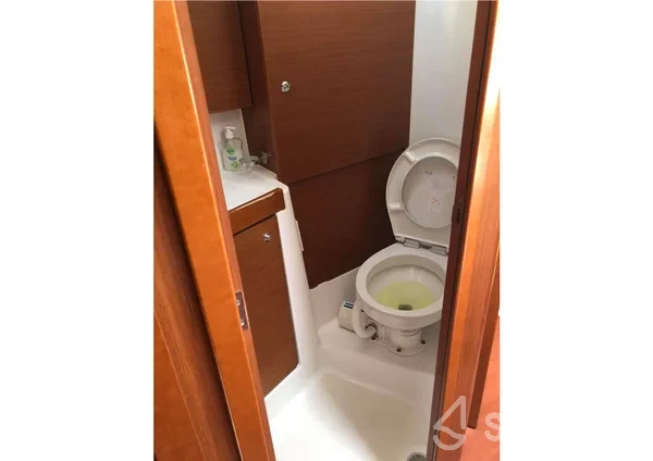 Oceanis 38.1 - Yacht Charter Sailica