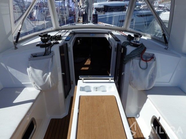 Oceanis 38.1 - Yacht Charter Sailica