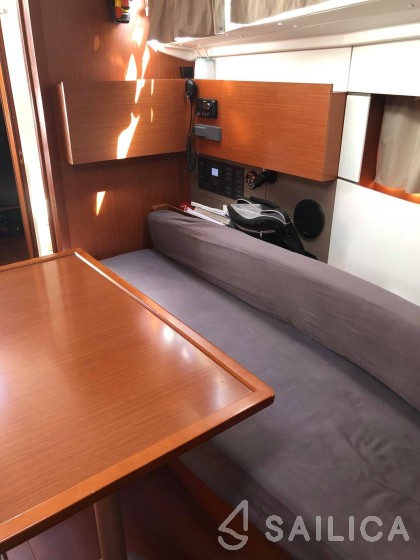 Oceanis 38.1 - Yacht Charter Sailica