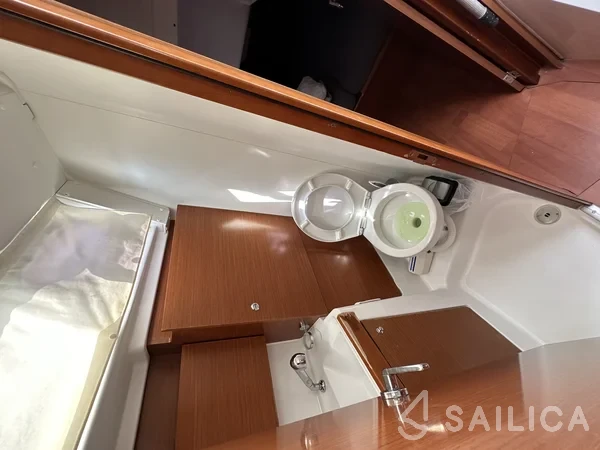 Oceanis 38.1 - Yacht Charter Sailica