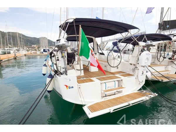 Oceanis 38.1 - Yacht Charter Sailica