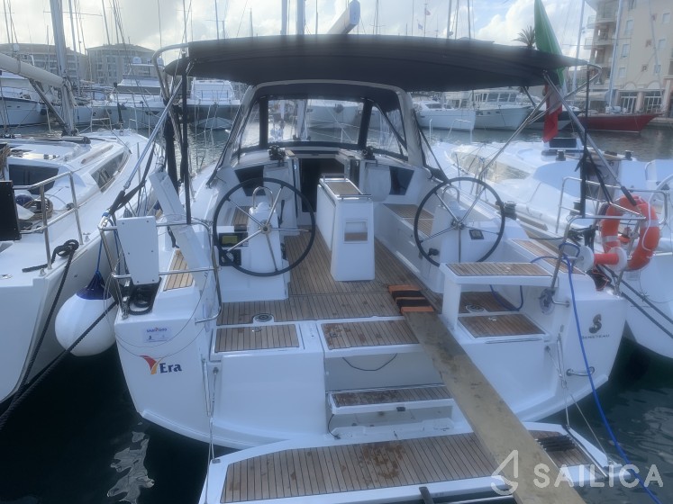 Oceanis 38.1 - Yacht Charter Sailica