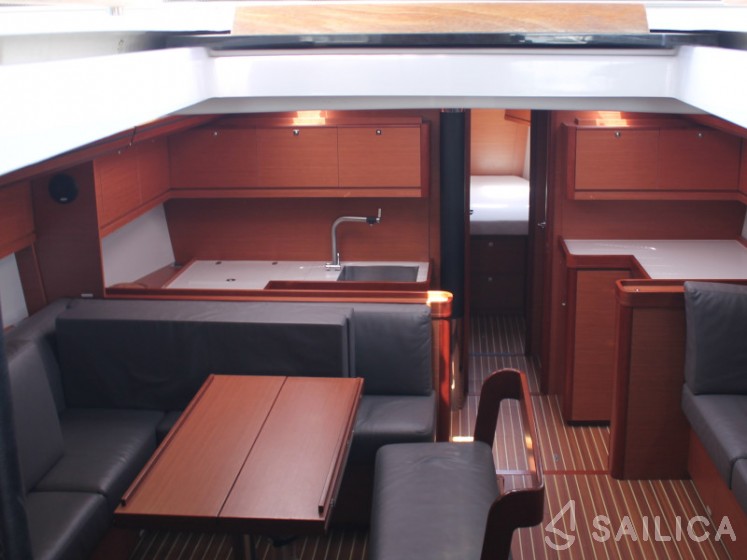 Dufour 520 GL - Yacht Charter Sailica