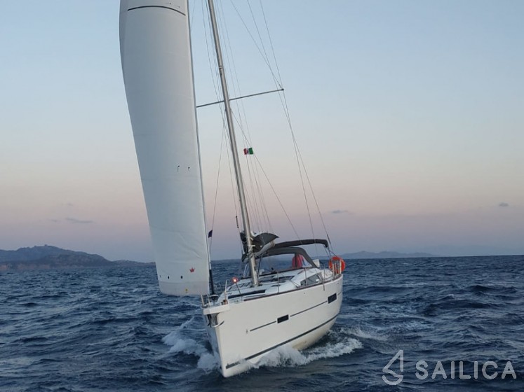 Dufour 520 GL - Yacht Charter Sailica
