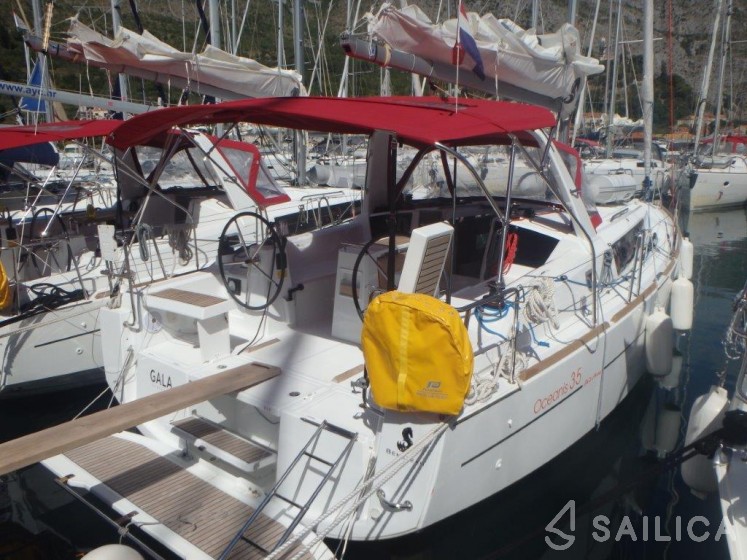 Oceanis 35 - Yacht Charter Sailica