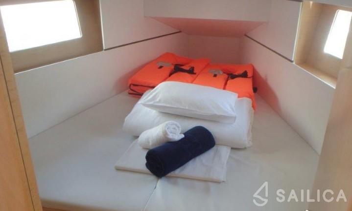 Oceanis 35 - Yacht Charter Sailica
