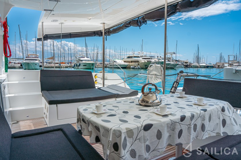 Lagoon 450  Flybridge - Yacht Charter Sailica