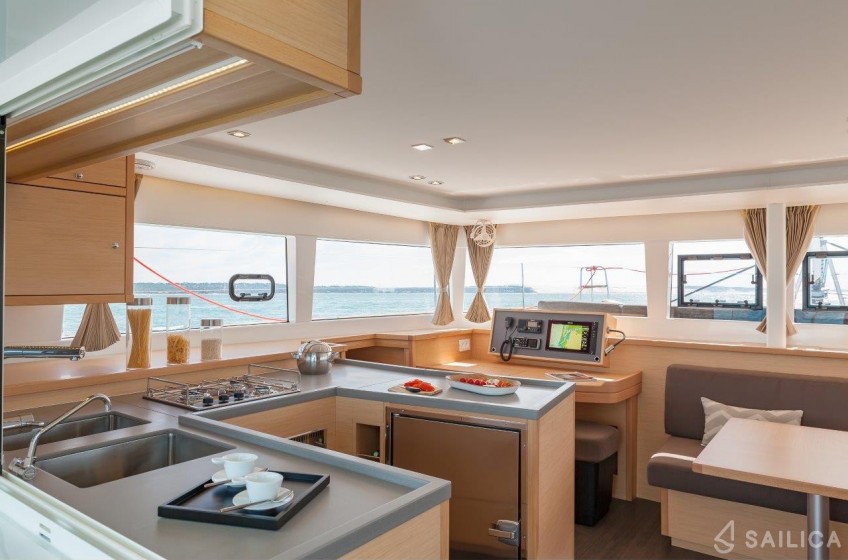 Lagoon 450  Flybridge - Yacht Charter Sailica