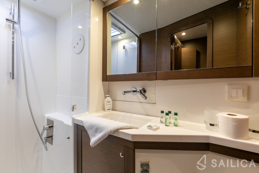 Lagoon 450  Flybridge - Yacht Charter Sailica