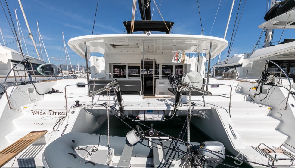 Lagoon 450  Flybridge - Yacht Charter Sailica