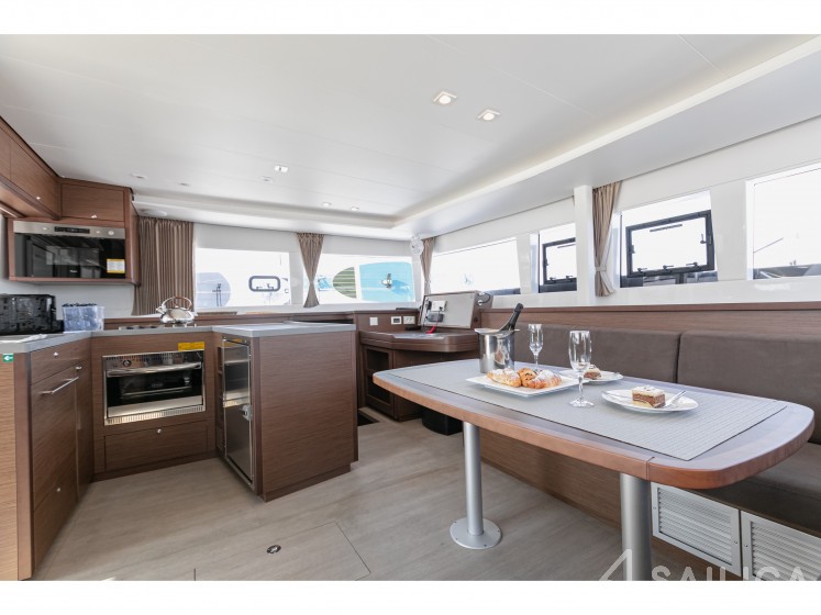 Lagoon 450  Flybridge - Yacht Charter Sailica