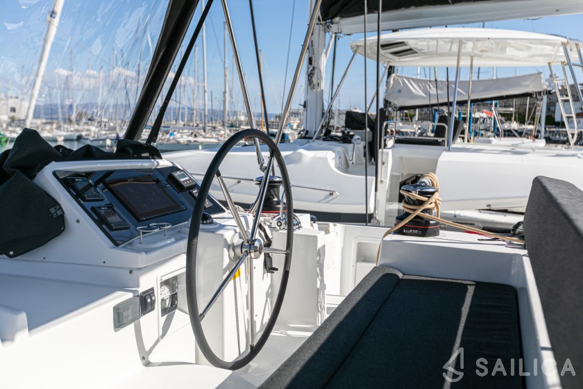 Lagoon 450  Flybridge - Yacht Charter Sailica