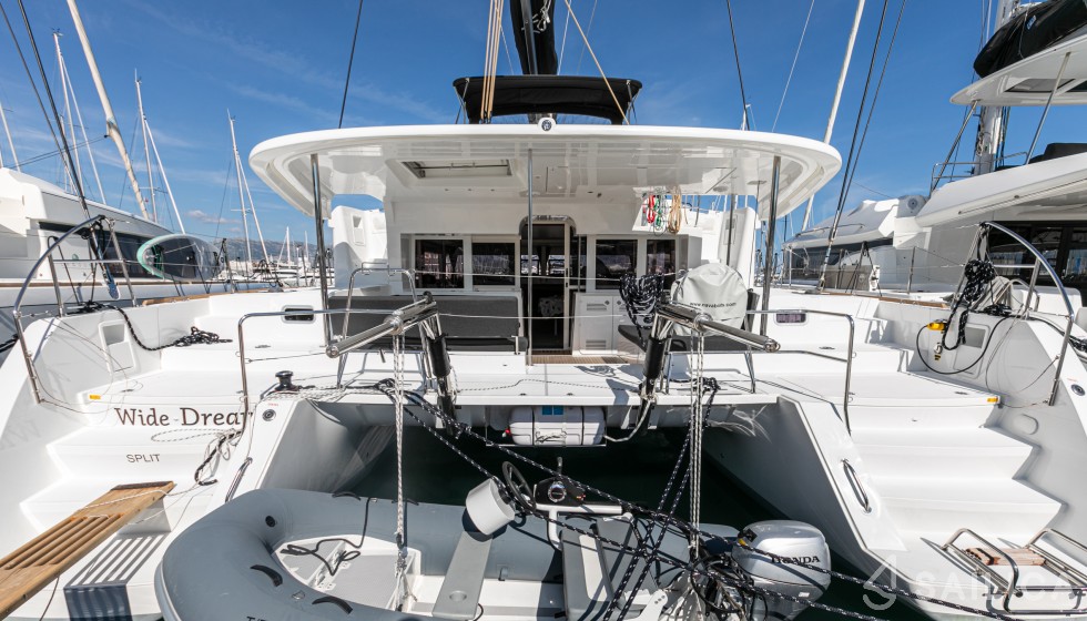 Lagoon 450  Flybridge - Yacht Charter Sailica