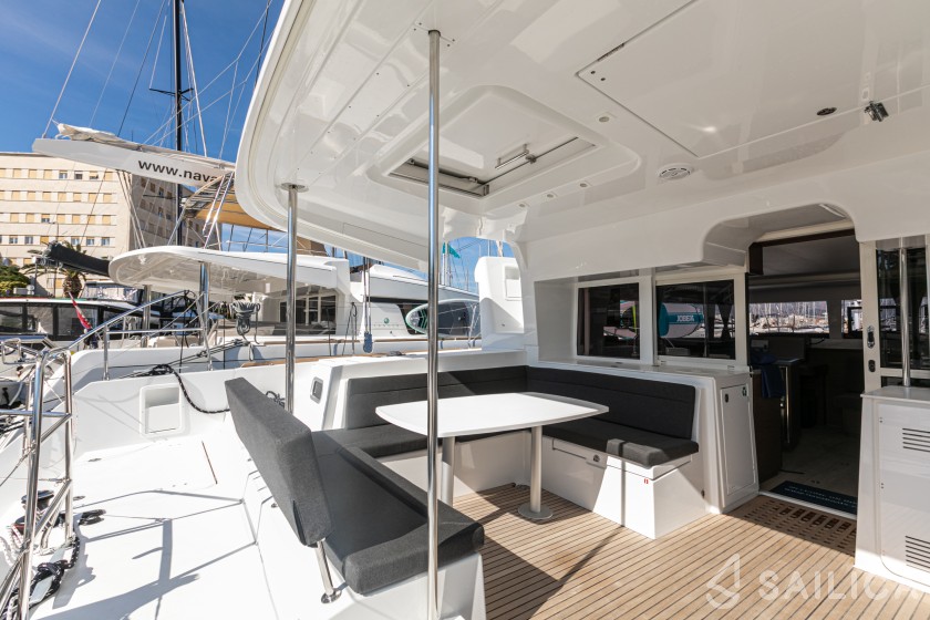Lagoon 450  Flybridge - Yacht Charter Sailica