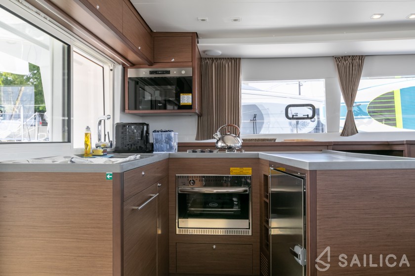 Lagoon 450  Flybridge - Yacht Charter Sailica