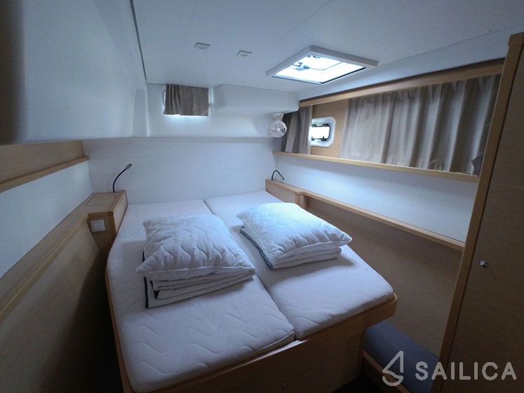 Lagoon 450  Flybridge - Yacht Charter Sailica