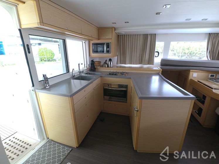 Lagoon 450  Flybridge - Yacht Charter Sailica