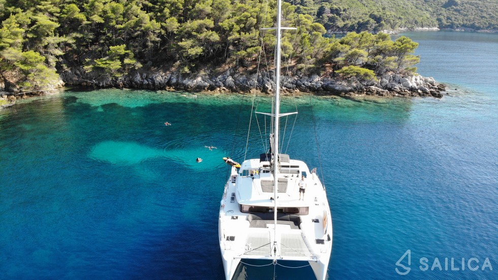 Lagoon 450  Flybridge - Yacht Charter Sailica