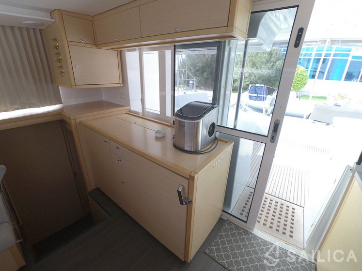 Lagoon 450  Flybridge - Yacht Charter Sailica