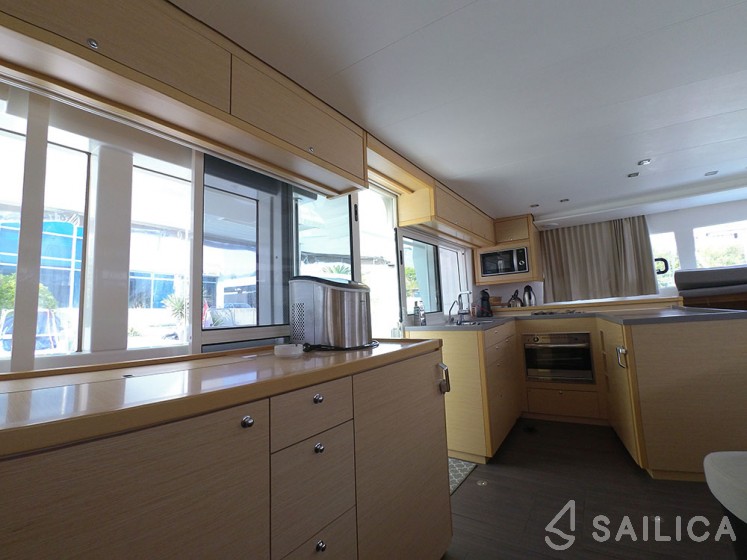 Lagoon 450  Flybridge - Yacht Charter Sailica