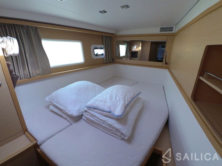 Lagoon 450  Flybridge - Yacht Charter Sailica