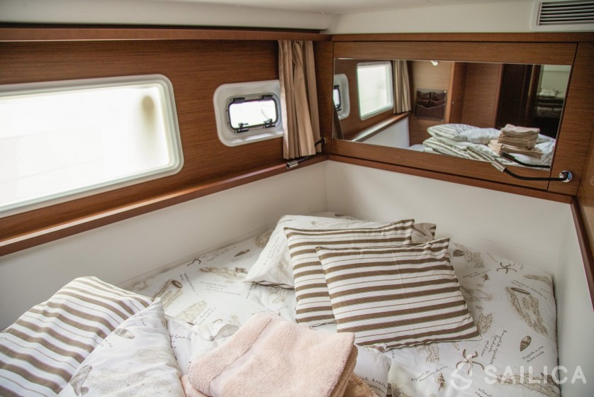 Lagoon 450  Flybridge - Yacht Charter Sailica