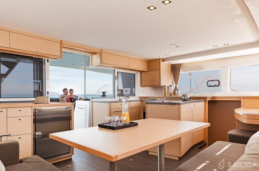 Lagoon 450  Flybridge - Yacht Charter Sailica