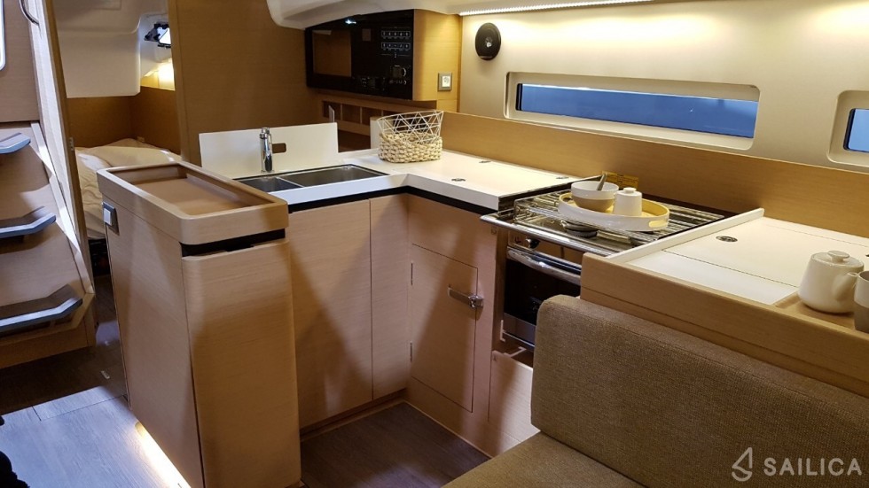 Sun Odyssey 410 - Yacht Charter Sailica