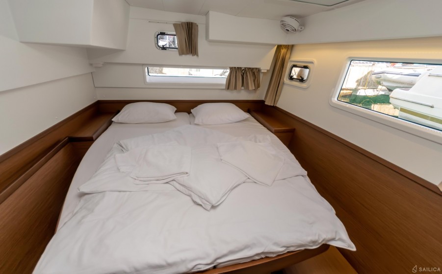 Lagoon 42 - Yacht Charter Sailica