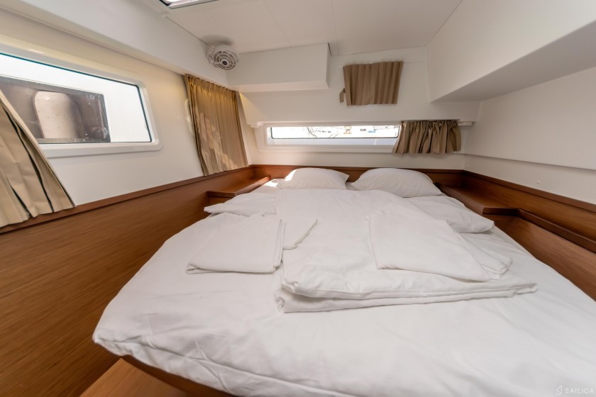 Lagoon 42 - Yacht Charter Sailica