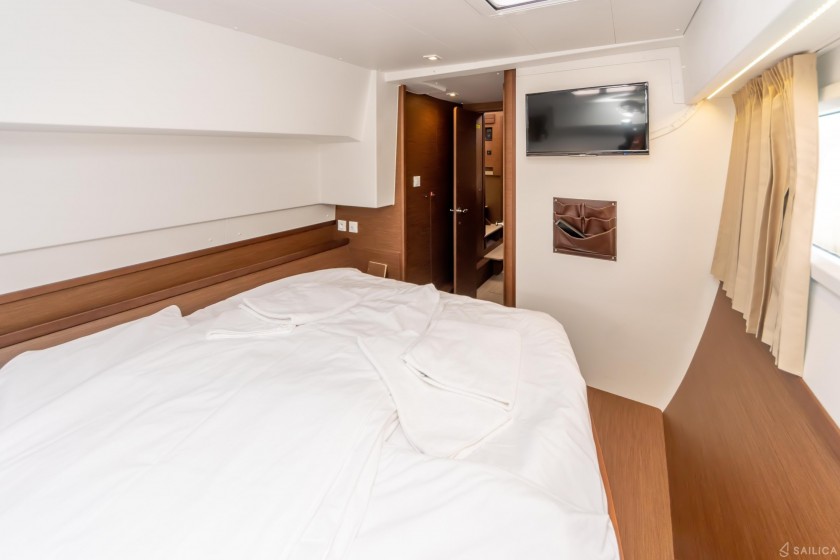 Lagoon 42 - Yacht Charter Sailica